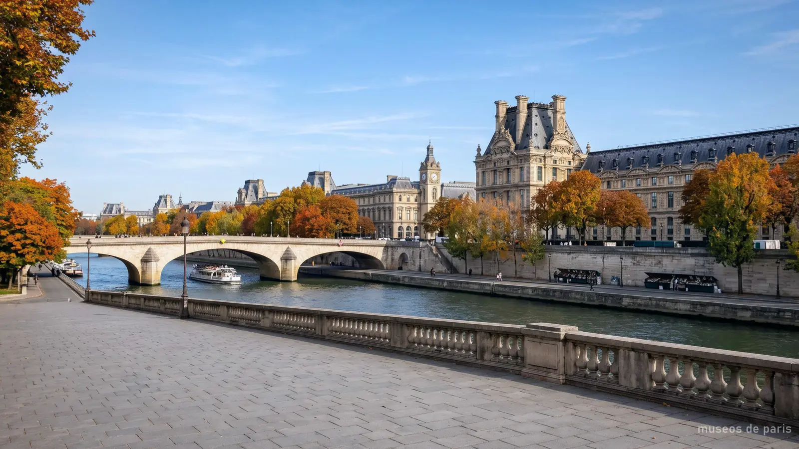 Imagen generada: fachadas de museos junto al Sena en París en un día despejado